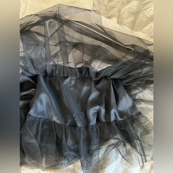 Banana Republic Strapless Crinkled Velvet dress with tulle underskirt, size 4 - Picture 12 of 16